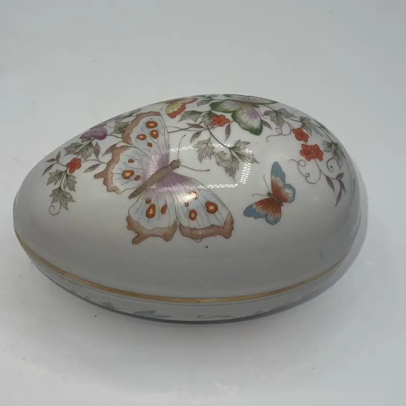 Avon Trinket Box With Butterflies And 24k Gold Trim 5.5” Please Note There Is A Chip On The Inner Lid. See Last Photo.