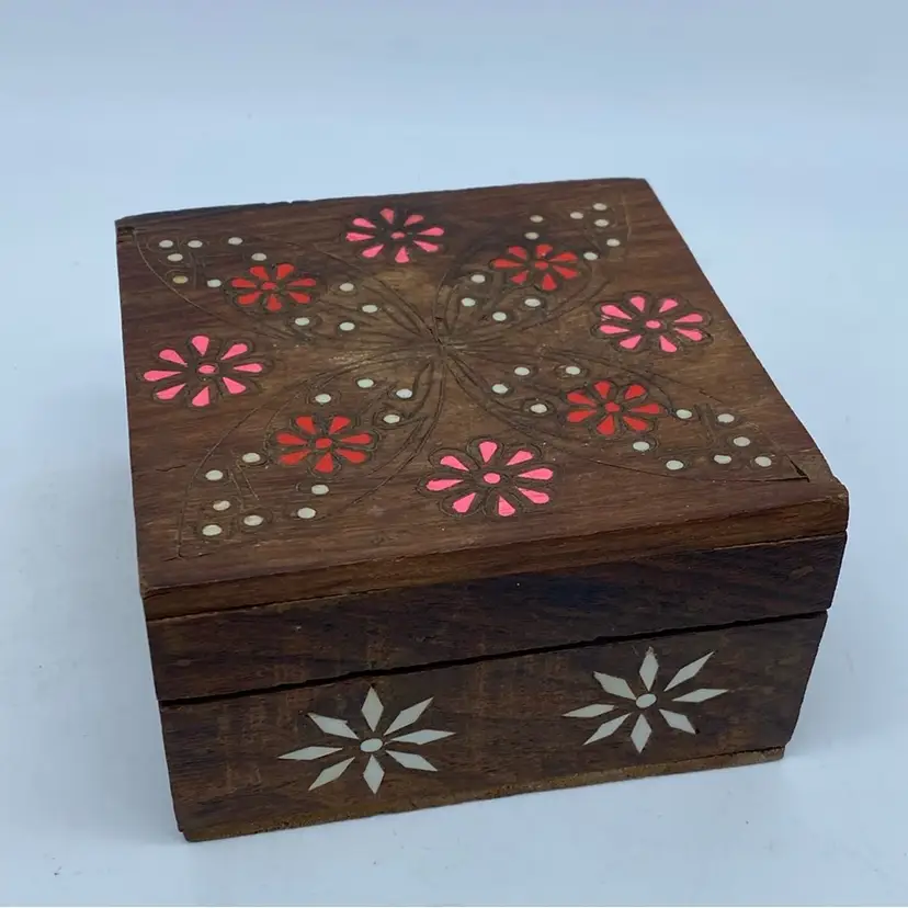 #4120 Vintage hand-carved wooden trinket box with floral inlay.
