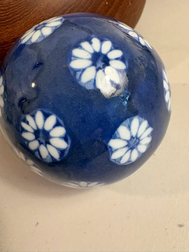 4 VTG CHINOISERIE BLUE AND WHITE CERAMIC RUG BALLS ORBS