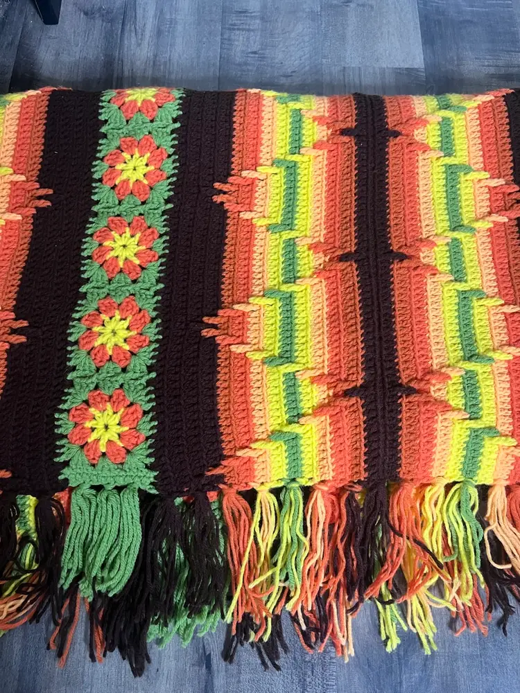 70”x 62” Gorgeous Vintage Retro Afghan