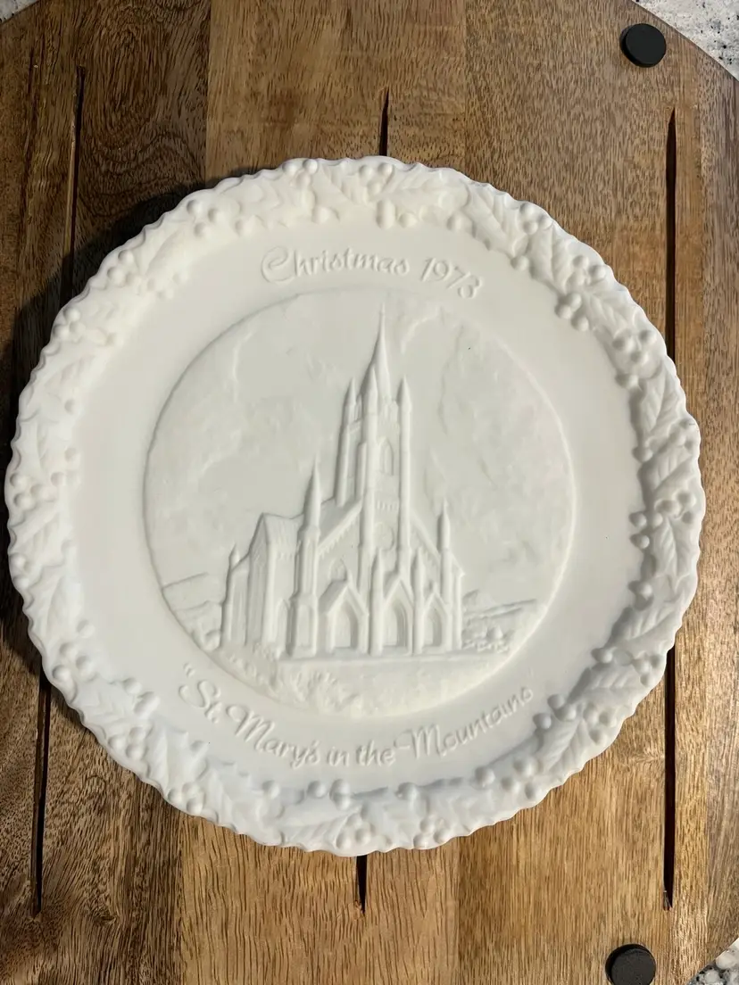 Fenton White Satin Glass Christmas 1973 Plate