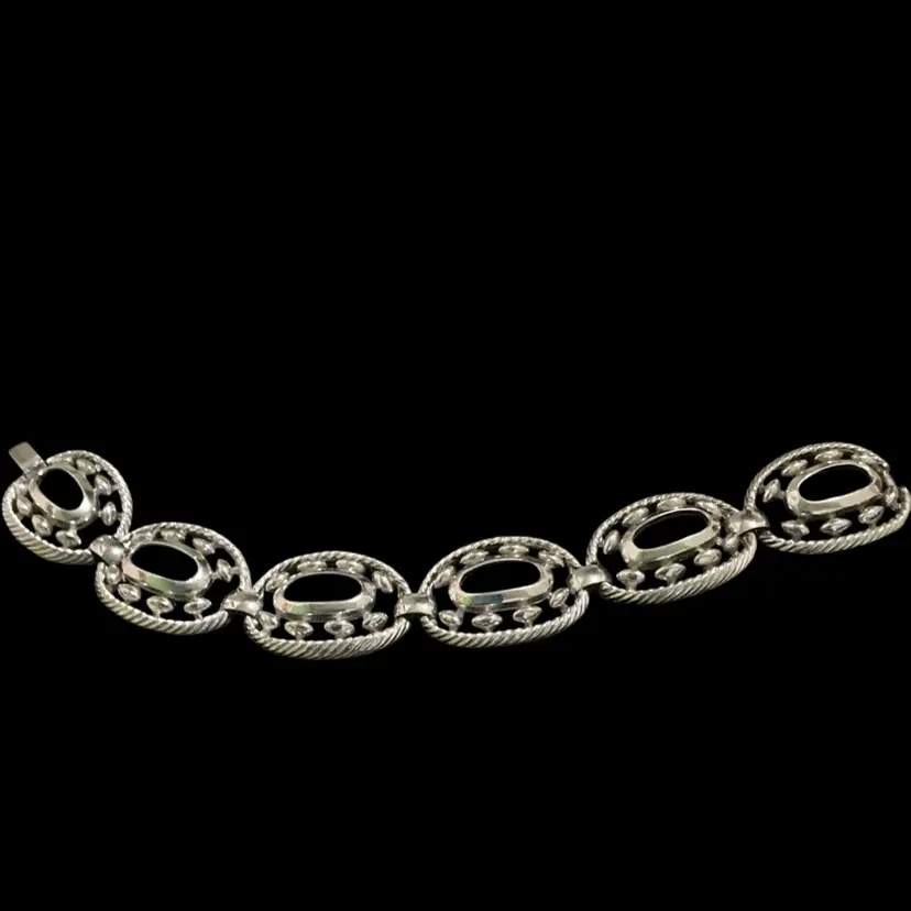 #23. Gorgeous Vintage Silvertone Crown Trifari Oval Link Bracelet.