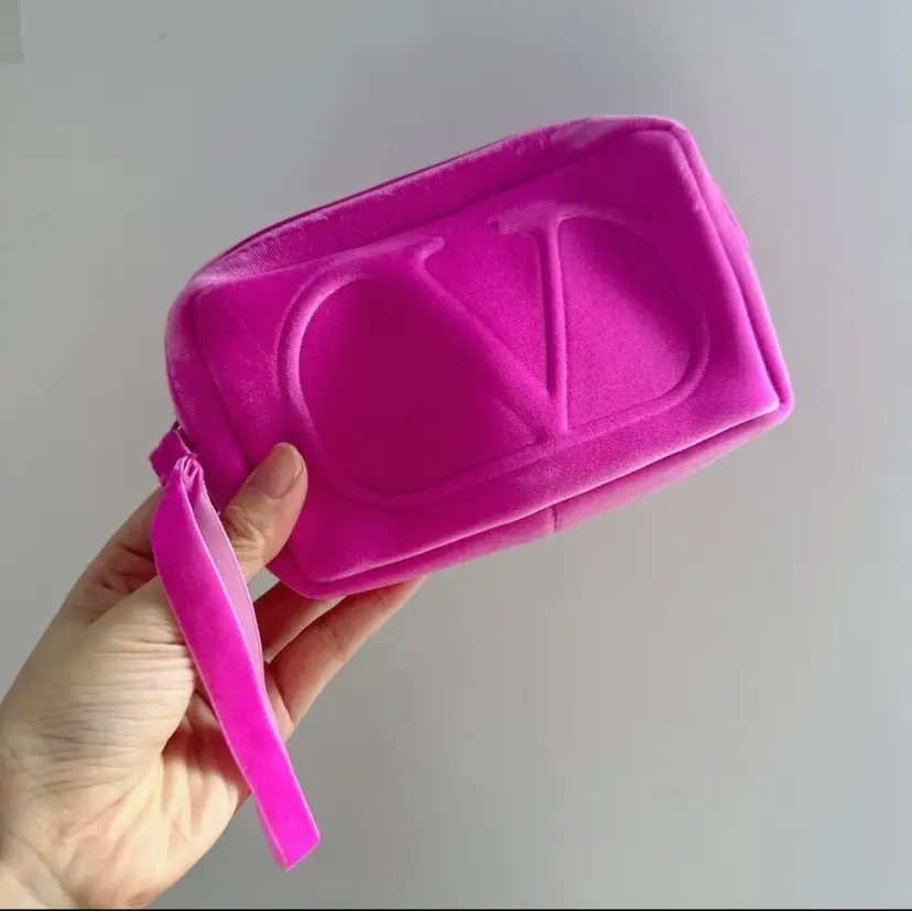 #32 - GWP/VIP VALENTINO COSMETIC POUCH HOT PINK