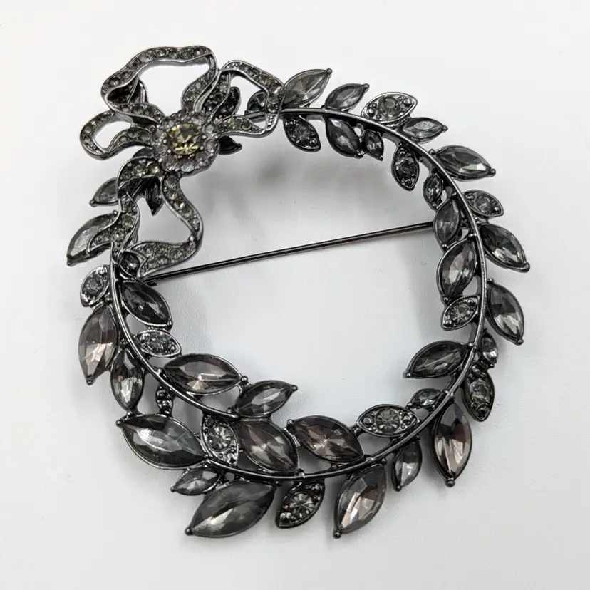 Simply by Vera Wang Rhinestone Wreath Grey Gray Brooch Pin