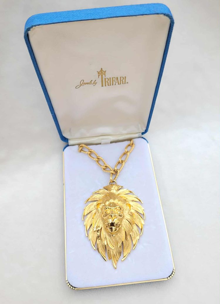 Vintage Trifari Lion Hidden 17 Jewel Watch Necklace Near Mint in Box -Works!