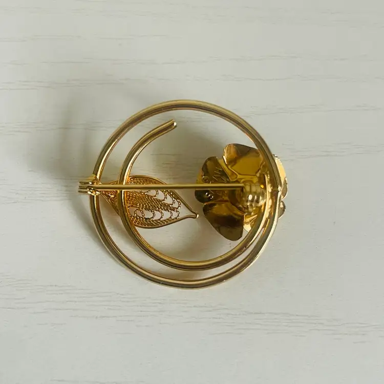 Sarah Coventry Gold Tone Swirl Pin With A Rose And Filigree Leaf  1-1/4”