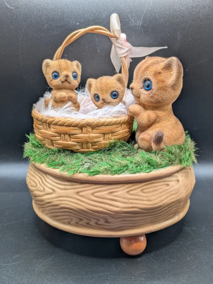 EPIC KITSCH FLOCKED JOSEF ORIGINALS CAT MUSIC BOX KITTENS BABIES IN BASKET MOTHER KITTY MADE IN JAPA