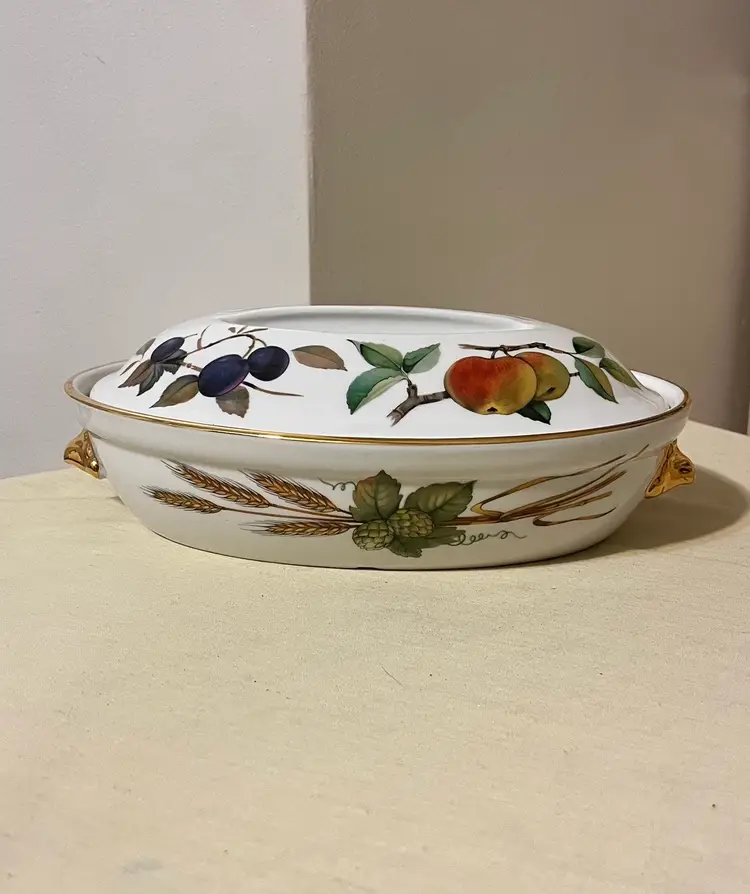 Vintage Royal Worchester Evesham pattern tureen. Sz 3 shape 21