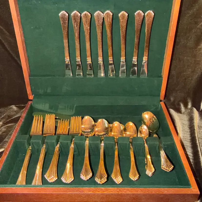 Service for 8 Gold International E.P. Made in Korea Silver ware Set With Serving Pieces & Chest