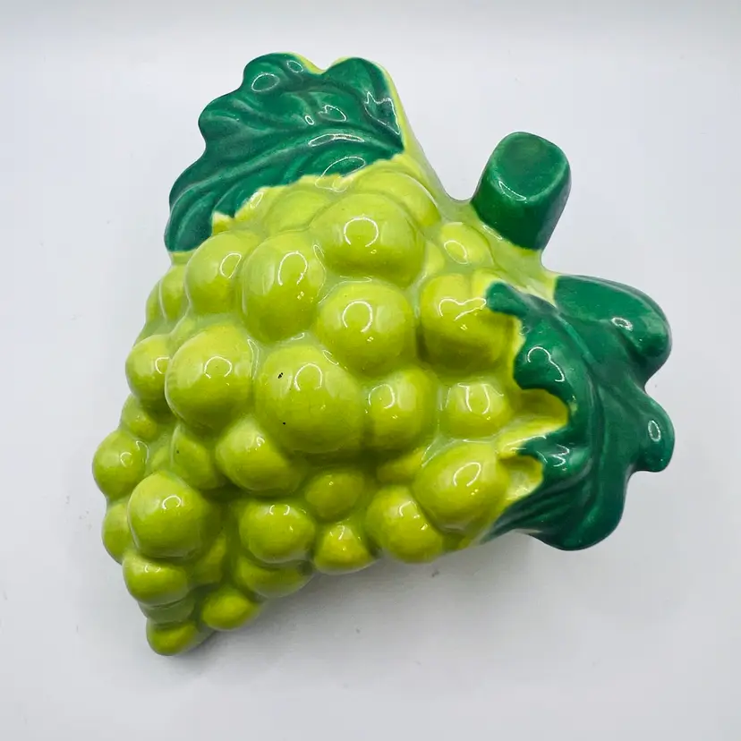 Green Grape Wall pocket 1950's Gilner California Pottery 4.5”x 5.5”