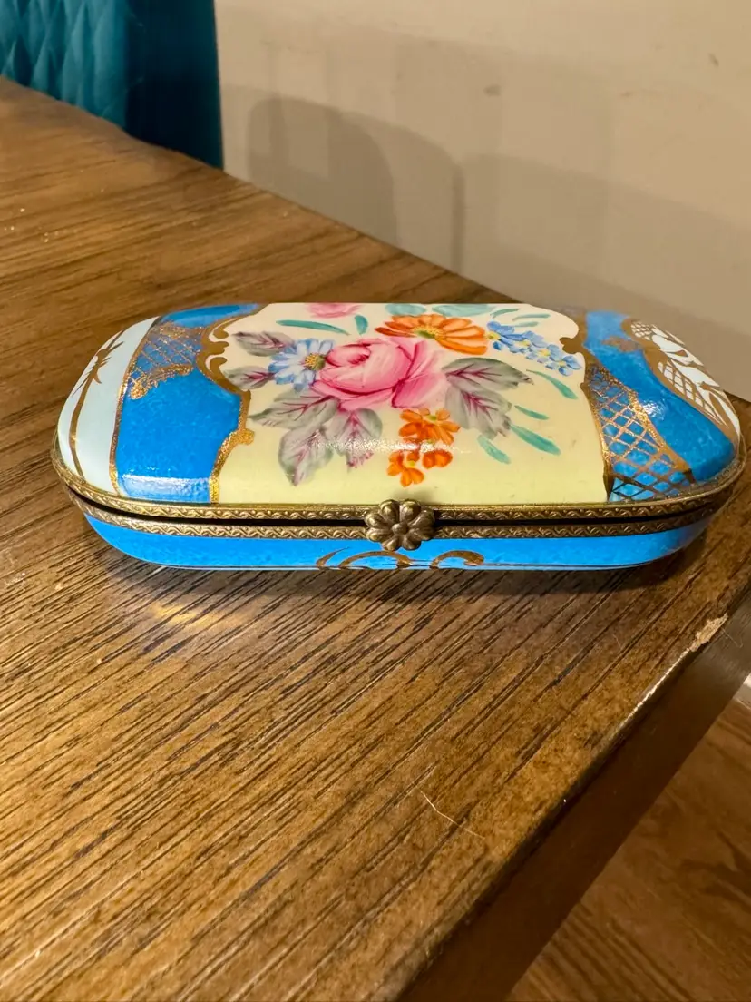 4x3” Rare vintage Limoges porcelain trinket box, France, hand-painted floral design w/gold accents & hinged metal clasp