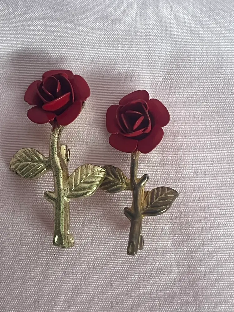 2 Rose Pins