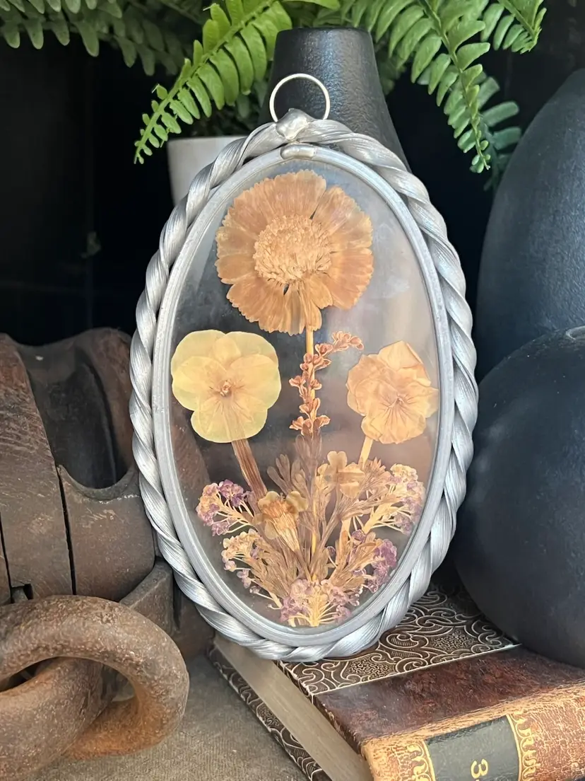 Pretty Vintage pressed Real flowers oval glass suncatcher.