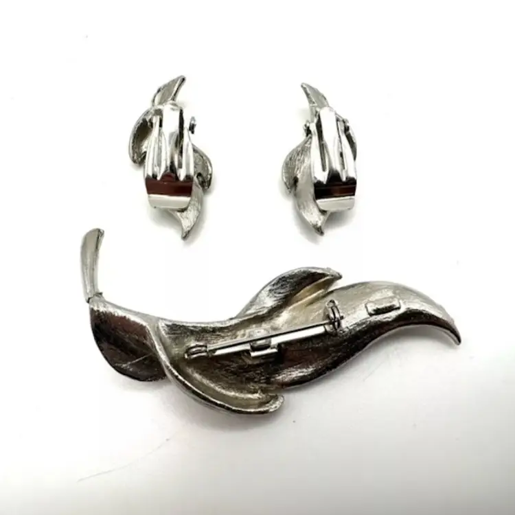 Vintage Costume Jewelry Silver Tone Pin Brooch And Clip-On Earring Set
