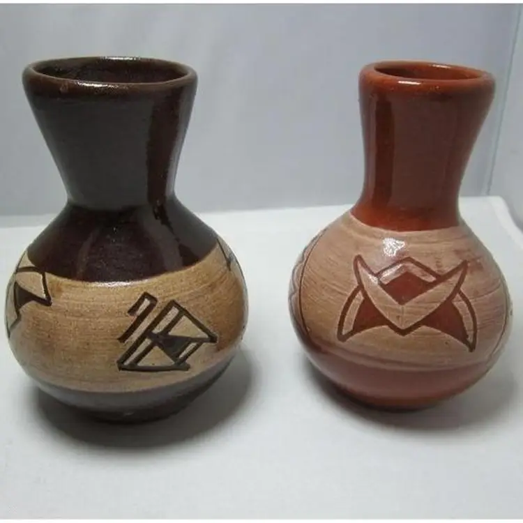 Set of 2 Sioux South Dakota red clay vases signed Marion Selwyn American Indian