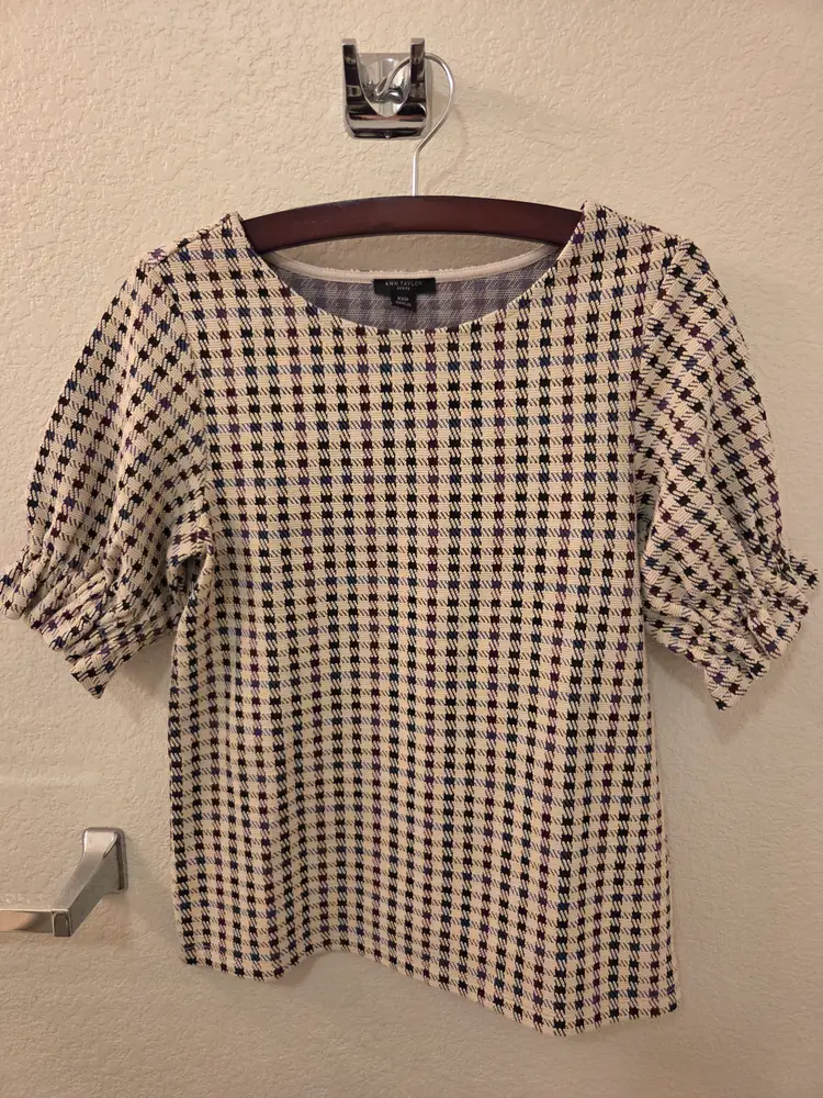 NWOT Ann Taylor Petite Ladies XXSP Houndstooth Off-white, Burgundy, Blue and Green Puff Sleeve Top