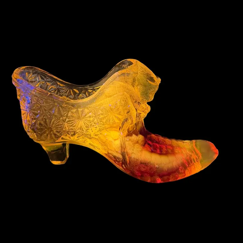 Degenhart Amberina Glass Shoe “Kitten Slipper” Daisy And Button Sides Alligator Vamp Toe 1970s Glows
5-1/5” L x 3-1/4” T