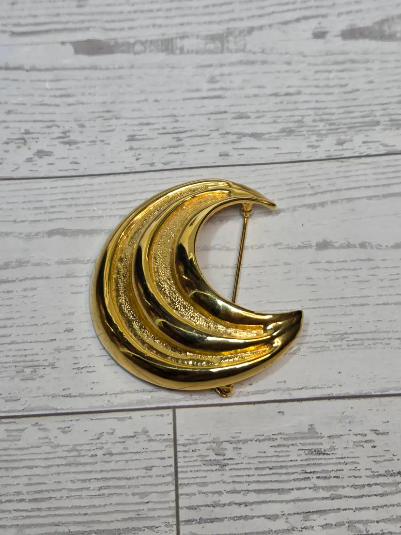 Crescent Moon 🌙 Shaped Pin