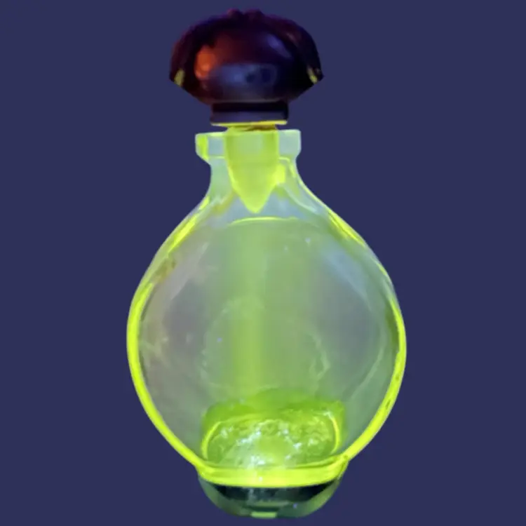 4” Vintage French Crystal House Of Caron Perfume Bottle. Double Bees 🐝 on 10K Gold Stopper. Glows Green under UV! Etched Alphanumeric Code on Stopper of Baccarat Crystal Bottle.