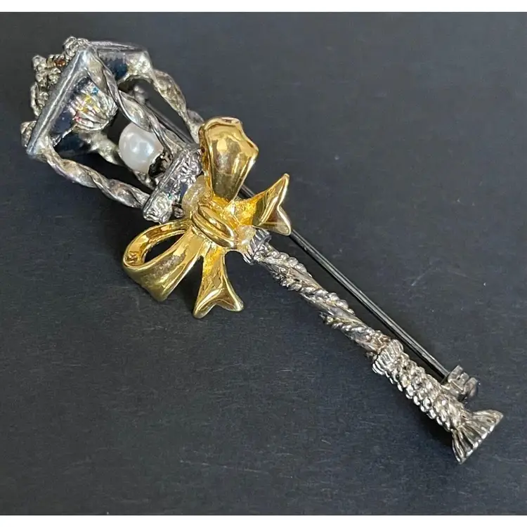 CHRISTMAS STREET LANTERN BROOCH Pin Silver Gold Tone Bow Pearl Holiday Vintage Jewelry