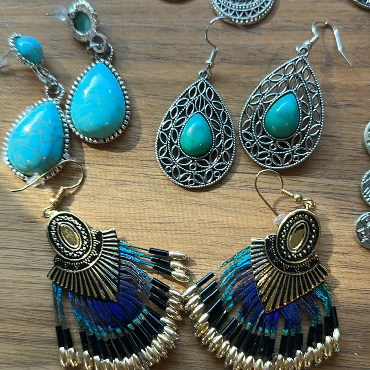 lot Of 8 dangling Colored Earrings, Turquoise And Coral Colored