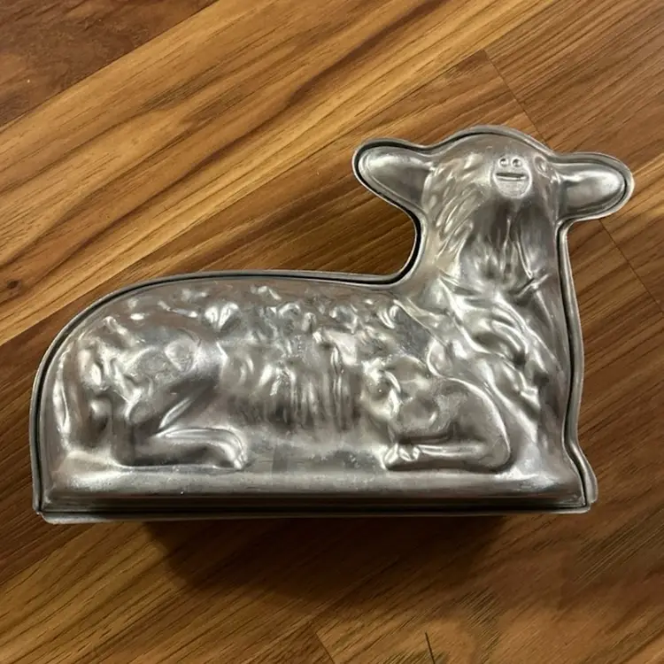 VTG Farmhouse 10” Cast Aluminum LAMB Cake Chocolate Mold Silver Easter Decor