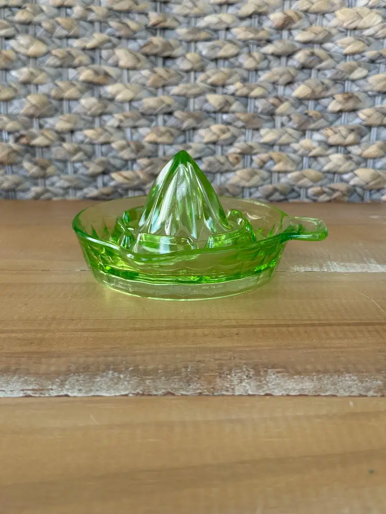 GLOWY GLASS! Vintage Uranium Glass Citrus Reamer/Juicer Glows Under UV Light