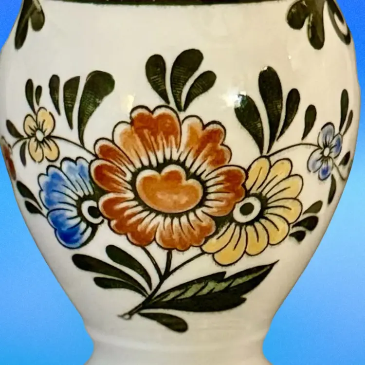 Villeroy & Boch Alt Amsterdam Salt & Pepper Shaker Set Ceramic Floral Design
5" Tall