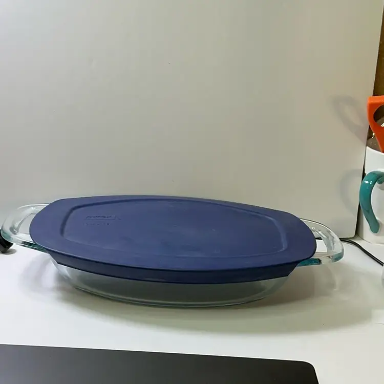 Pyrex Covered 1.3 Qt Baking Dish