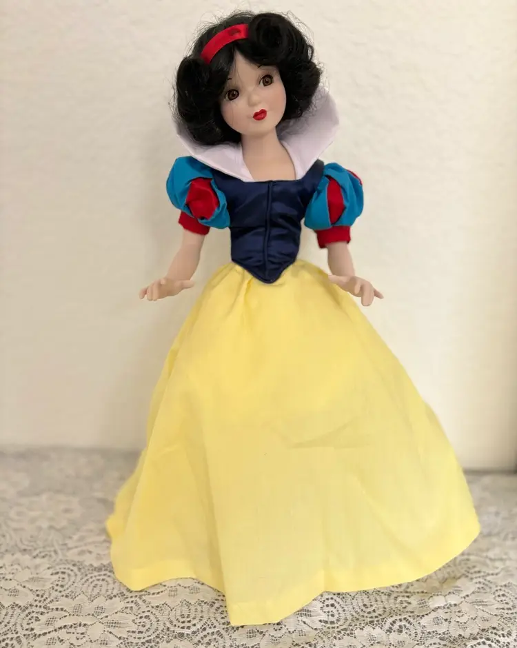 Official Disney Snow, White, And The Seven Dwarfs Porcelain Dolls