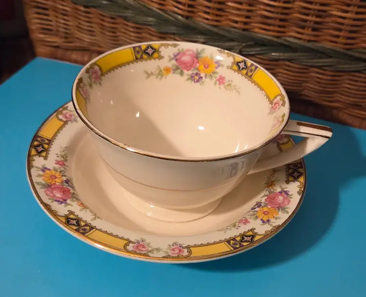 Vintage Set of Five Edwin Knowles "Yorktown" Teacups & Saucers