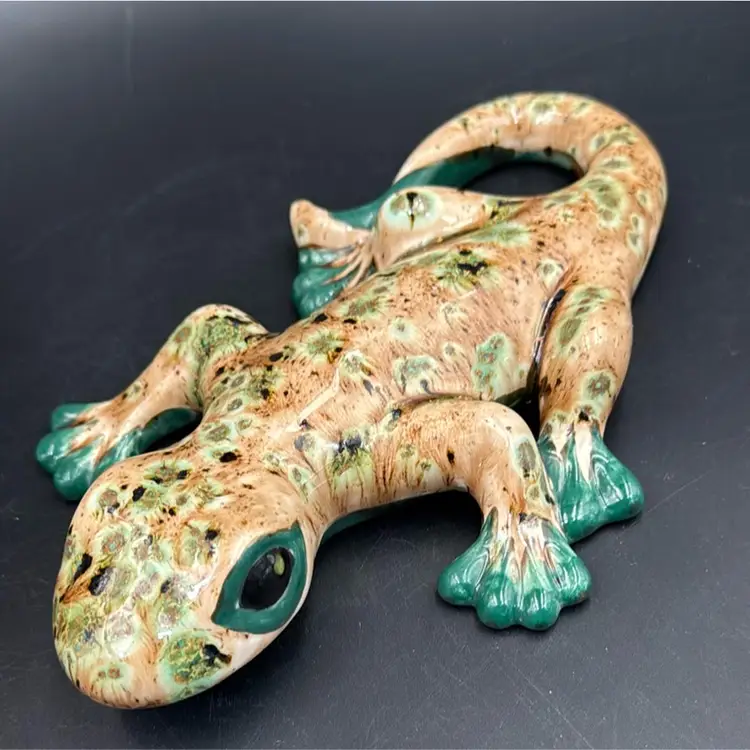Ceramic Lizard Gecko Decorative Art, Cantina Decor, .Green  And Beige In Tone.