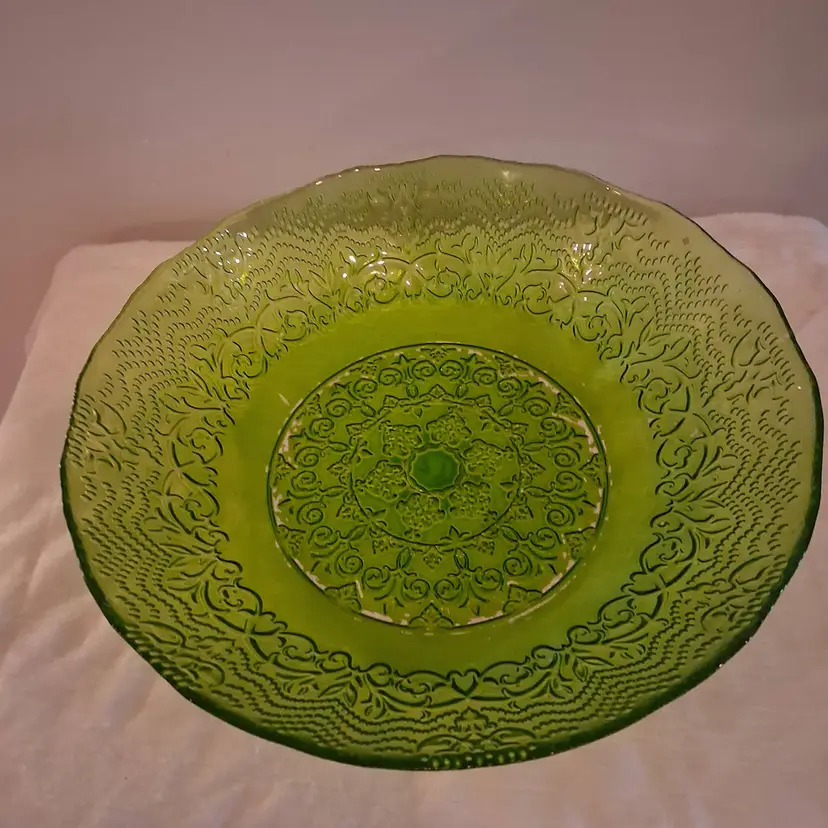 Vintage Art Deco Indiana Glass - Chantilly Green "Sandwich" pattern serving bowl