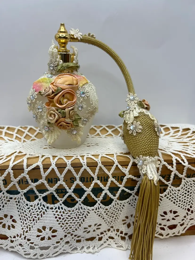 Beautiful Perfume Bottle Lace W/ Atomizer