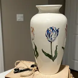A Vase By Tiffany And Co, Tulips Vase , Amazing Condition No Chips Or Cracks