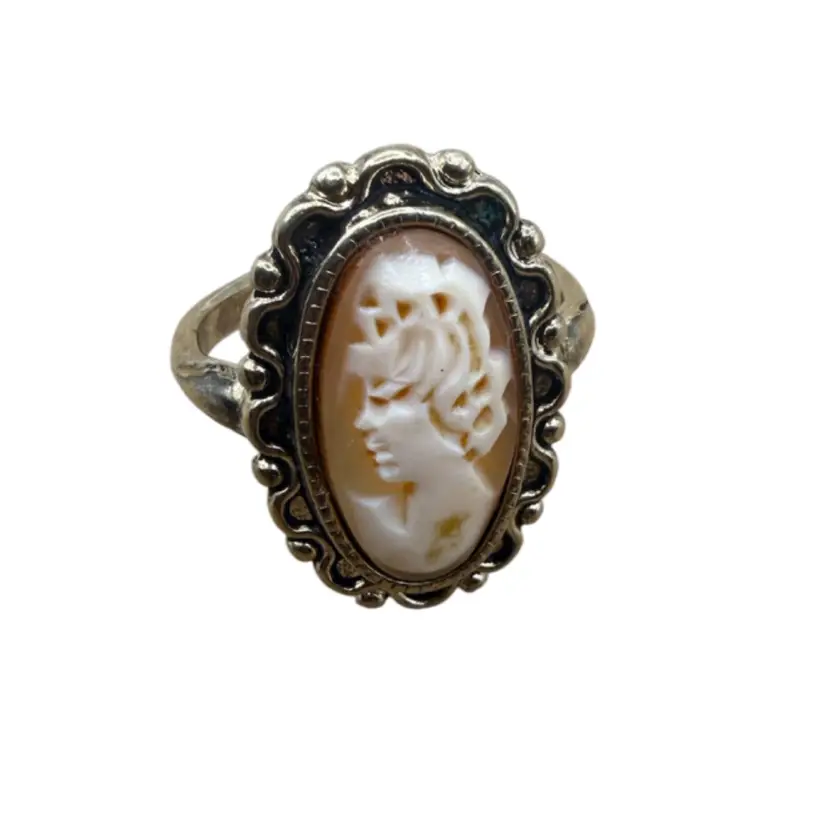 Vintage Left Facing Cameo Gold Tone Ring