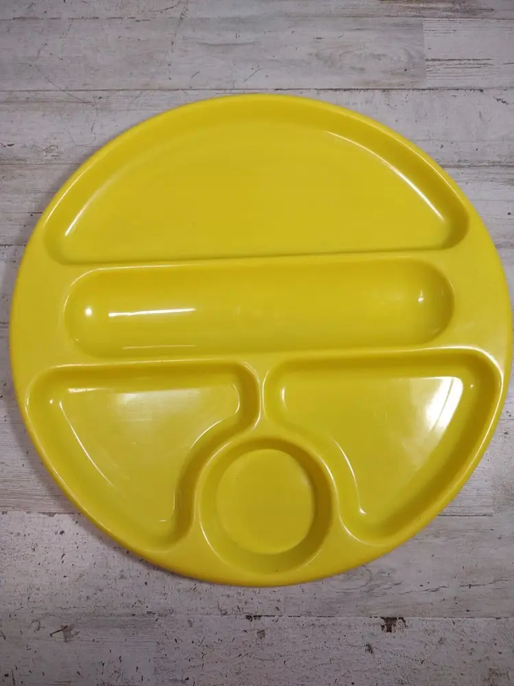 Lot of 4 Vintage Divided Round Plastic TV Trays Picnic Lunch Potluck Harvest