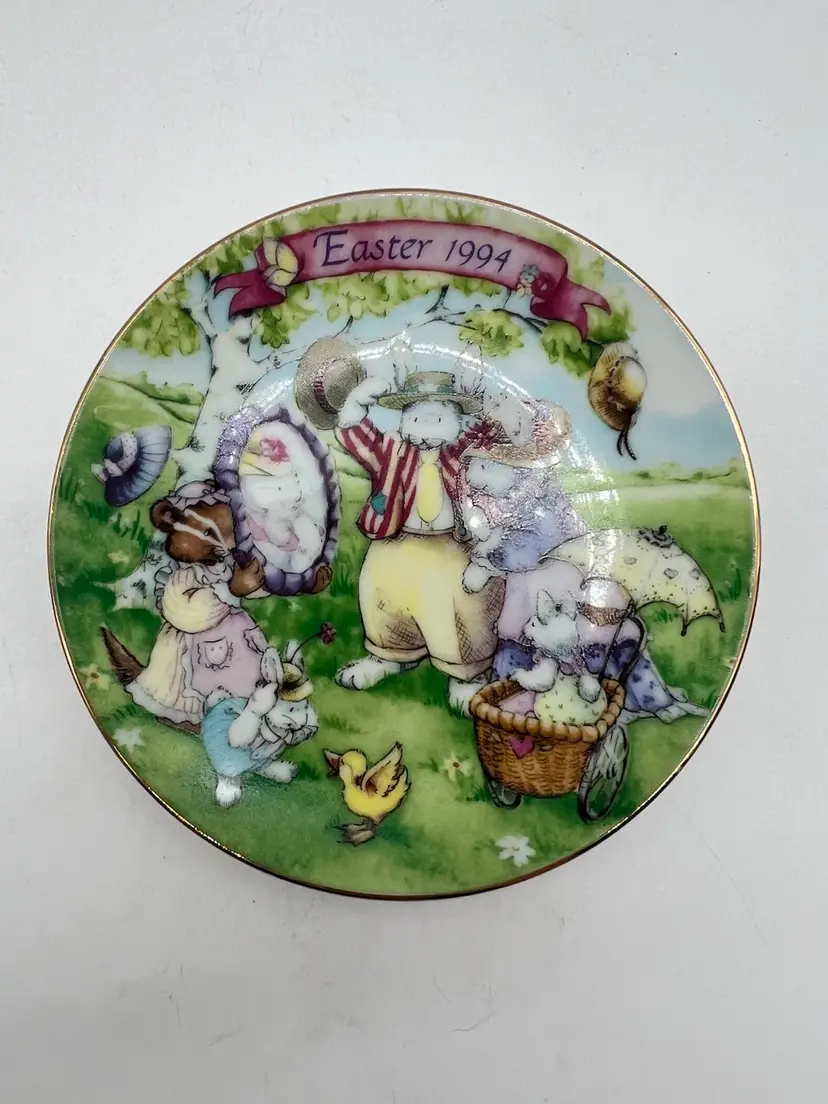 Vintage Avon “All Dressed Up” 1994 Easter Plate With Display Stand New Old Stock