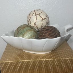 #01 Elegant White Ceramic Leaf Dish for Entertaining & Décor