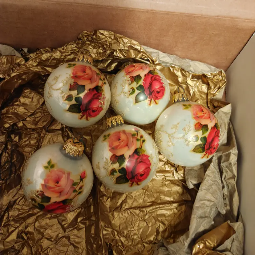 Vintage Christmas ornaments. 5 balls.