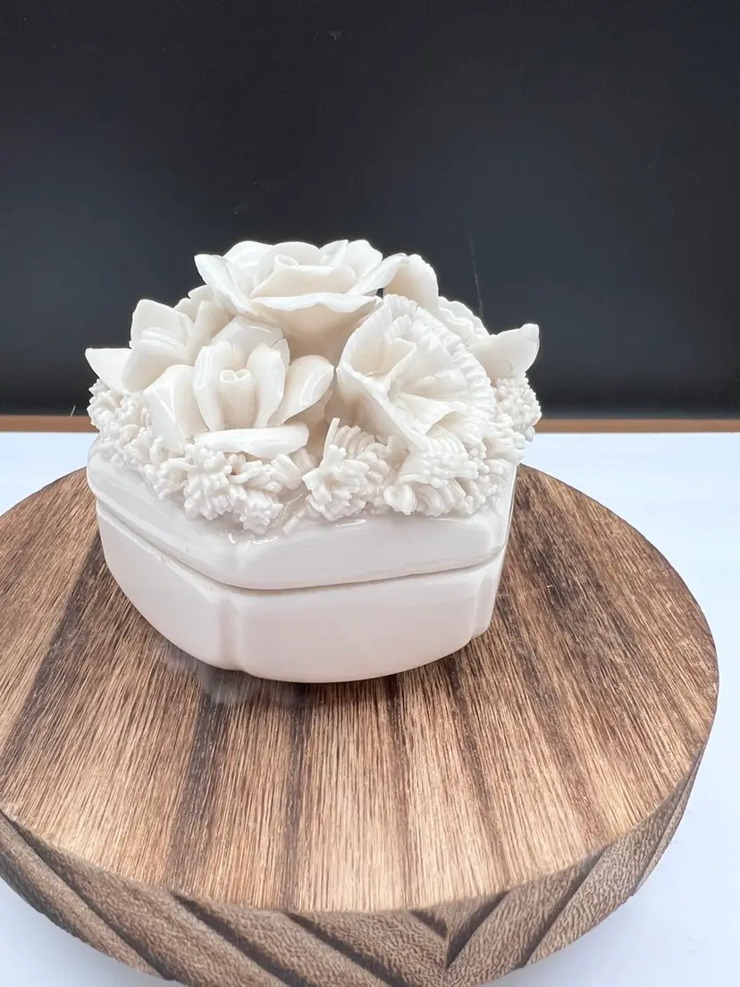 #1081B Vintage Ardalt Japan Verithin Lenwile White Porcelain Trinket Box With Flowers And Spaghetti Texture