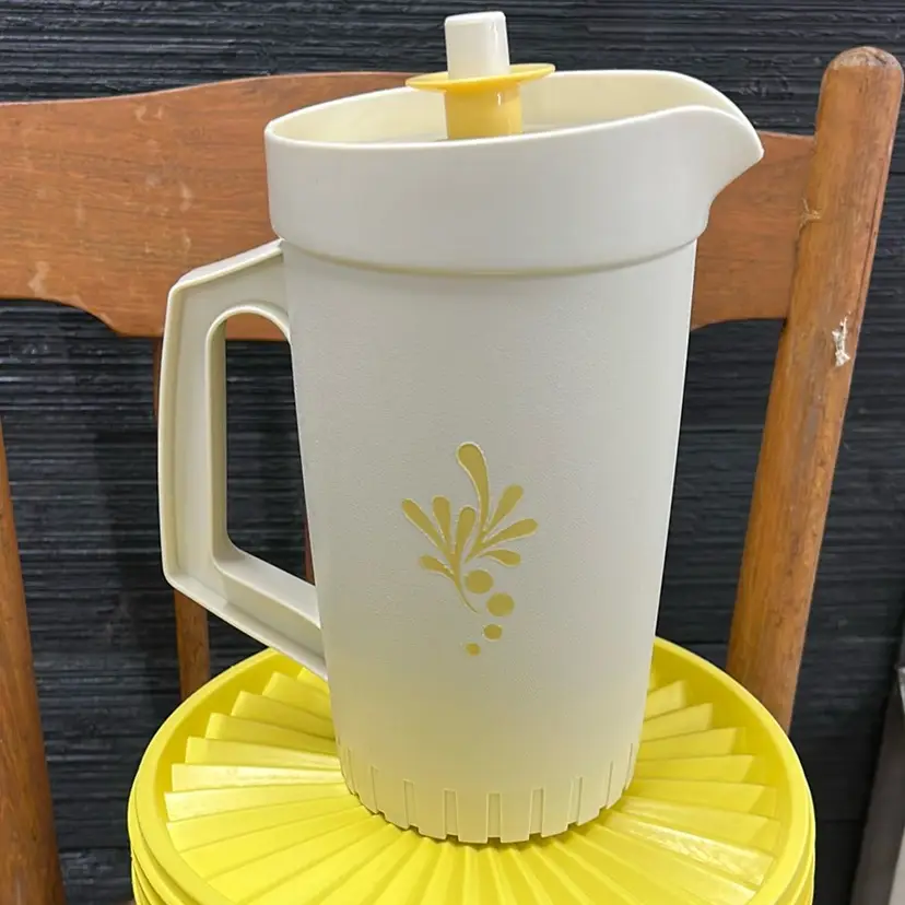 Tupperware Pitcher With Lid Cream/Yellow 1 Quart - CG