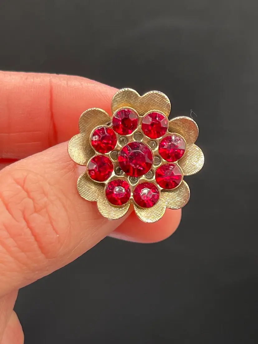 #14 Red Garnet Rhinestone Gold Tone Floral Brooch 1” Red 🌺