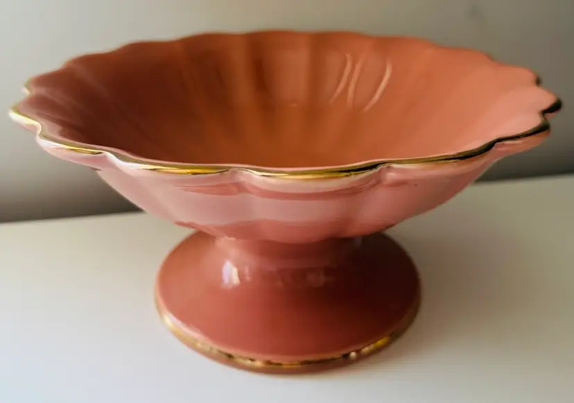 Pretty Peach Coloured Pedestal Bowl With Gold Trim - Marked SADLER - Made In England