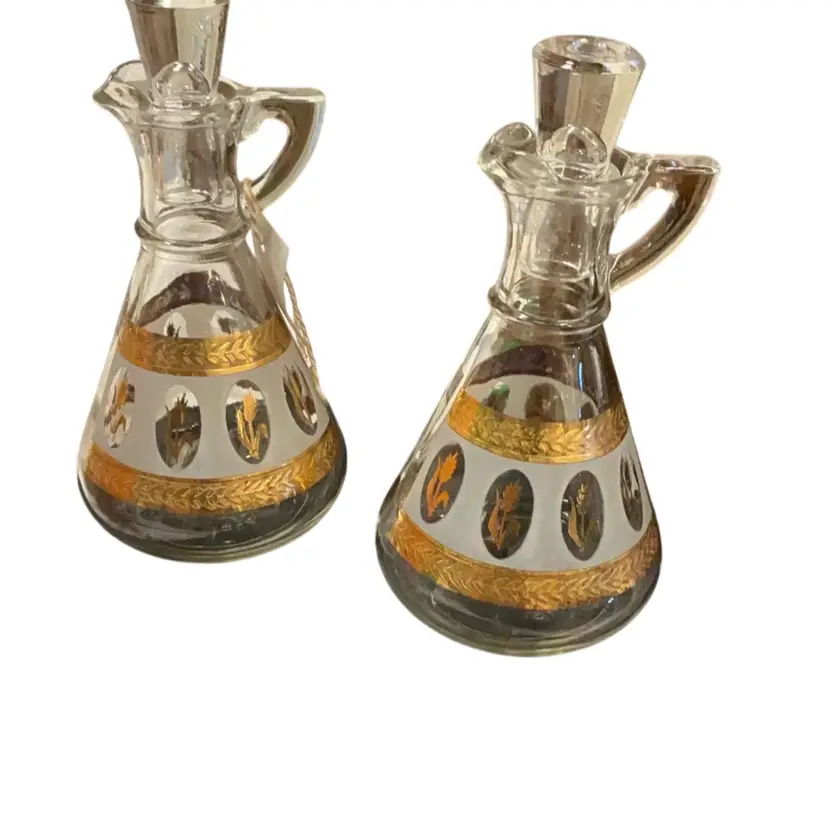 Pair Of Hazel Atlas VTG Golden Wheat Oil And Vinegar Cruet Set With Stoppers. Measures 6”x3”