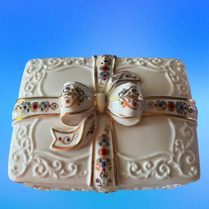 A Lenox ceramic Musical Jewelry Box shaped like a Wrapped Gift. Ex Cond