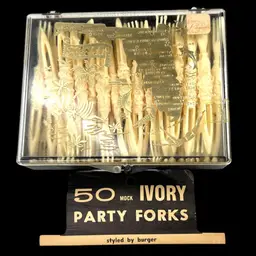 Vintage 52 “Mock Ivory” (Plastic) Party Forks In Souvenir Florida Case. Gold-Colored Florida Map & Icons On Lid. Great For Those Tiki Cocktail Beach Parties To Serve Up Hors D'oeuvres.