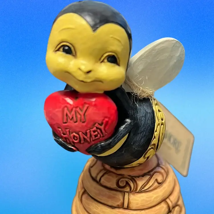 Loaded With Cuteness! 3.5” Tall Jim Shore Bumble Bee Figurine Holding Heart New In Box With Tags Insect Bee Bug Valentines Holiday Honey Hive