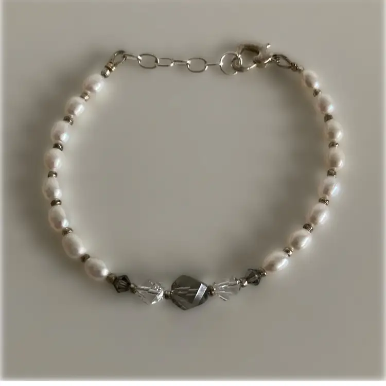 Pretty Pearl and Cut Crystal Bead Bracelet in Silver And Clear W8” Length