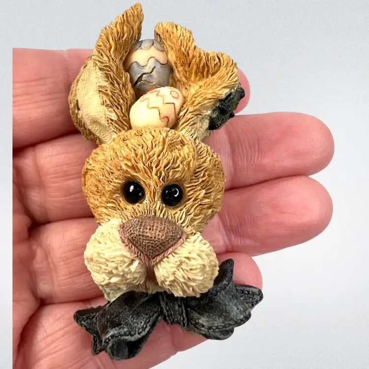 2-1/4” Easter Bunny Folkwear Resin Pin by Boyds Bears and Friends. Holding Easter Eggs between Ears. Paw Print Marked on Side.
